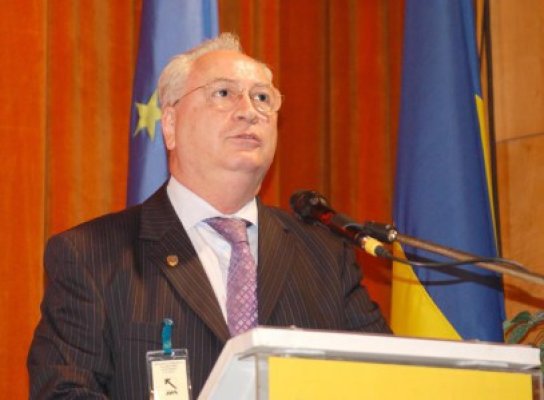 Haşotti: Senatorii PNL votează declaraţia pentru demisia lui Băsescu, dar cerem şi demisia lui Ponta